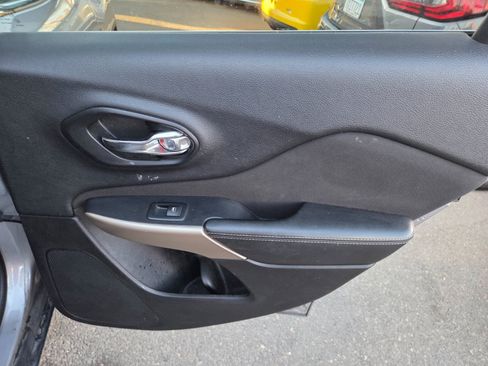 Used 2018 Jeep Cherokee Latitude FWD image 13