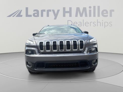Used 2018 Jeep Cherokee Latitude Plus w/ Cold Weather Group AWD/4WD image 8
