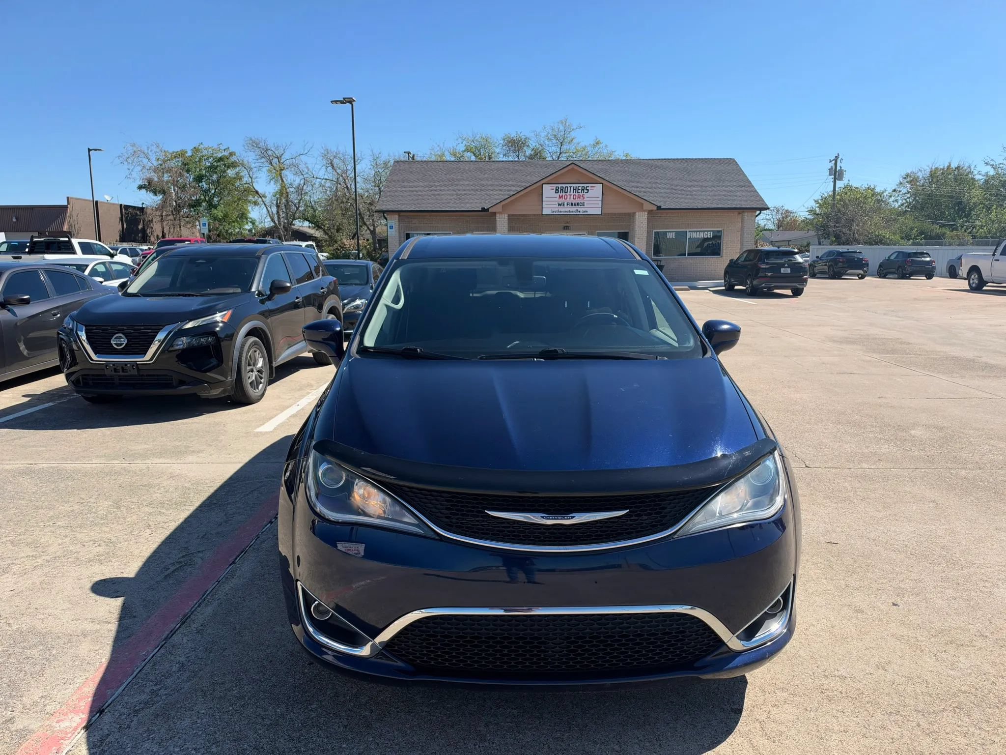 Used 2019 Chrysler Pacifica Touring Plus w/ Tire & Wheel Group FWD image 2