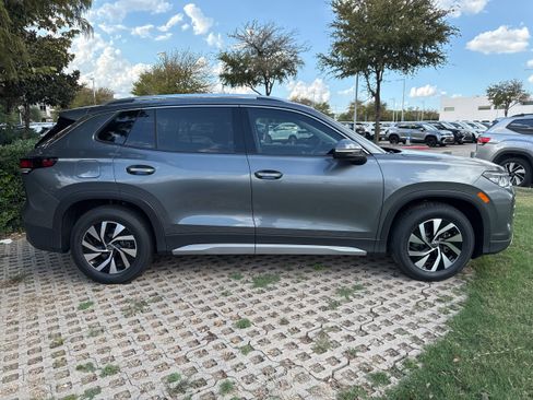 New 2025 Volkswagen Tiguan S image 2