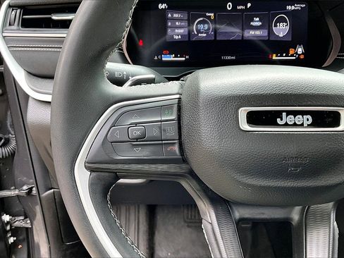 Used 2024 Jeep Grand Cherokee Laredo X image 10