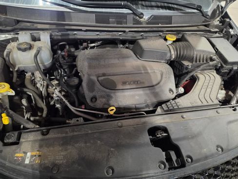 Used 2024 Chrysler Pacifica Touring-L FWD image 9