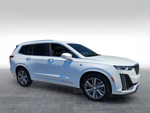 Certified 2025 Cadillac XT6 Premium Luxury w/ Technology Package FWD image 3