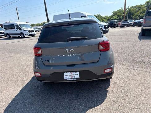 Used 2023 Hyundai Venue SE FWD image 4