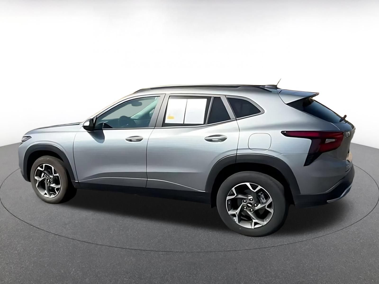 Used 2025 Chevrolet Trax LT w/ LT Convenience Package FWD image 9