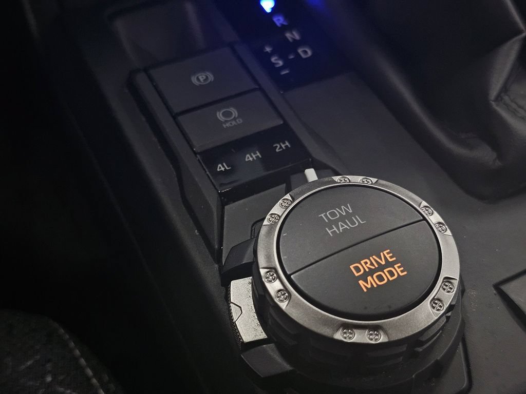 Used 2025 Toyota 4Runner SR5 AWD/4WD image 17