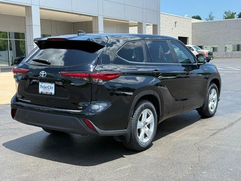 Used 2023 Toyota Highlander LE FWD image 3
