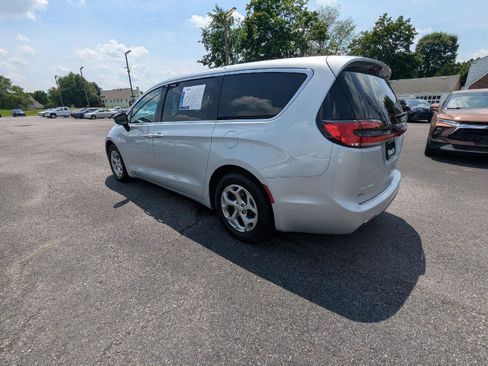 Used 2024 Chrysler Pacifica Limited FWD image 5