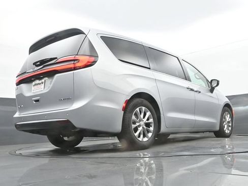 Used 2026 Chrysler Pacifica Limited FWD image 11
