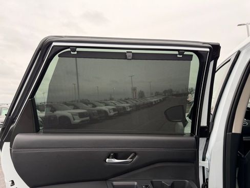 New 2026 Nissan Pathfinder Platinum FWD image 18