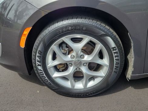 Used 2020 Chrysler Pacifica Touring-L w/ Tire & Wheel Group FWD image 5