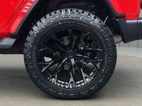 Used 2025 Jeep Wrangler Unlimited Sahara AWD/4WD image 12