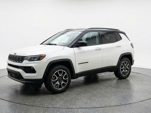 Used 2025 Jeep Compass Trailhawk AWD/4WD image 3