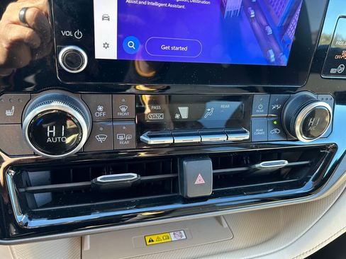 Used 2023 Toyota Highlander XLE image 27