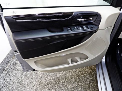 Used 2016 Dodge Grand Caravan SE FWD image 7