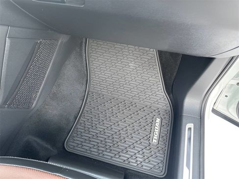 Used 2024 Volkswagen Tiguan SEL R-Line image 37