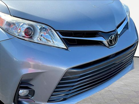Used 2018 Toyota Sienna XLE Premium FWD image 34