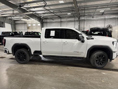 Used 2024 GMC Sierra 2500 AT4 AWD/4WD image 3
