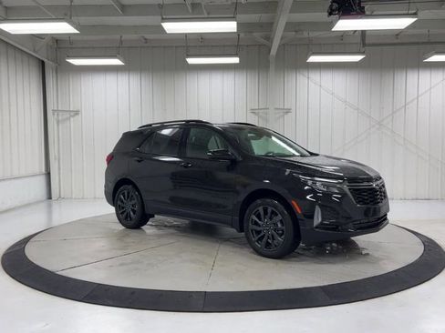 Used 2023 Chevrolet Equinox RS image 2