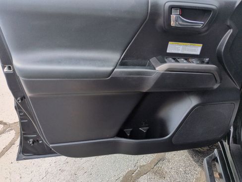 Used 2020 Toyota Tacoma TRD Off-Road image 10