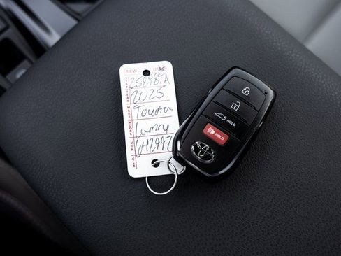 Used 2025 Toyota Camry SE image 27