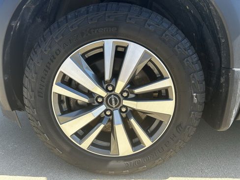 Used 2023 Nissan Pathfinder SL AWD/4WD image 9