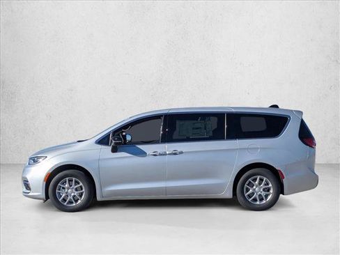 New 2026 Chrysler Pacifica Select FWD image 5