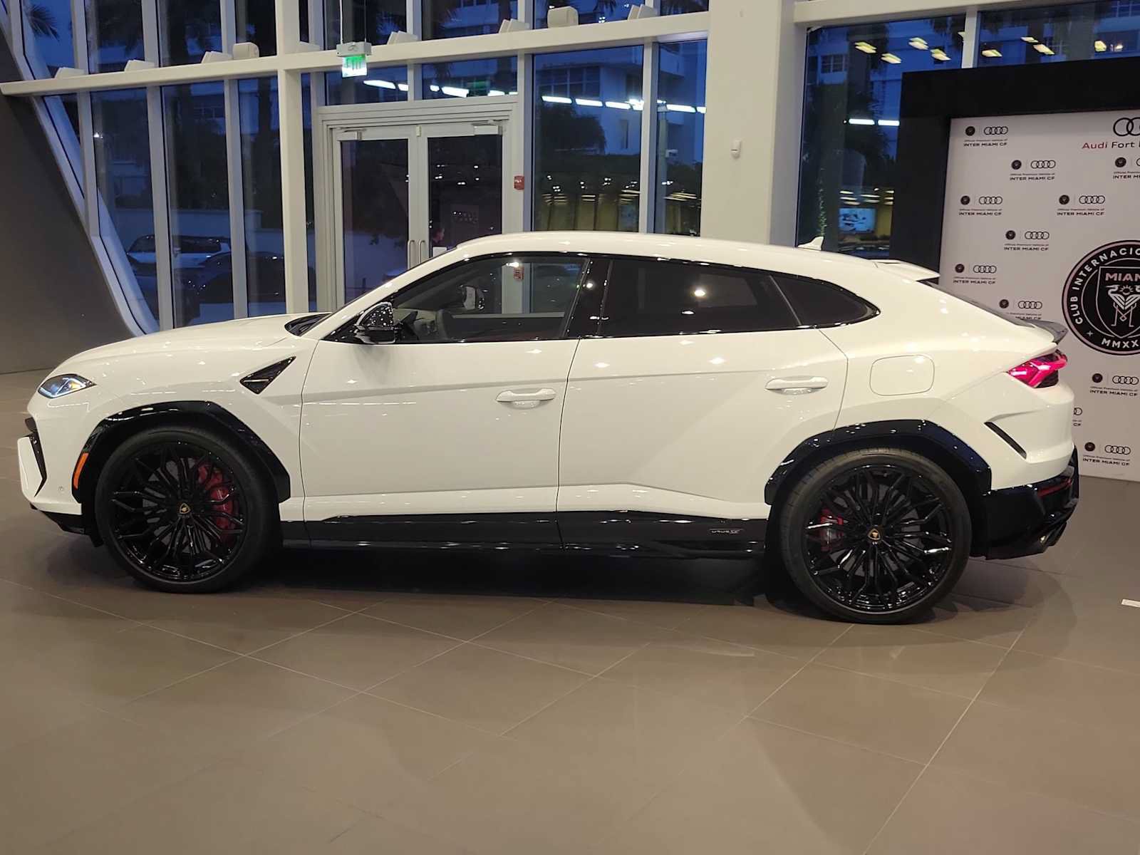 Used 2025 Lamborghini Urus SE AWD/4WD image 3