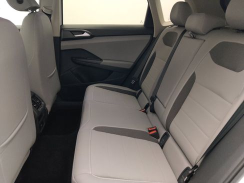 Used 2023 Volkswagen Taos SE w/ Panoramic Sunroof Package FWD image 18