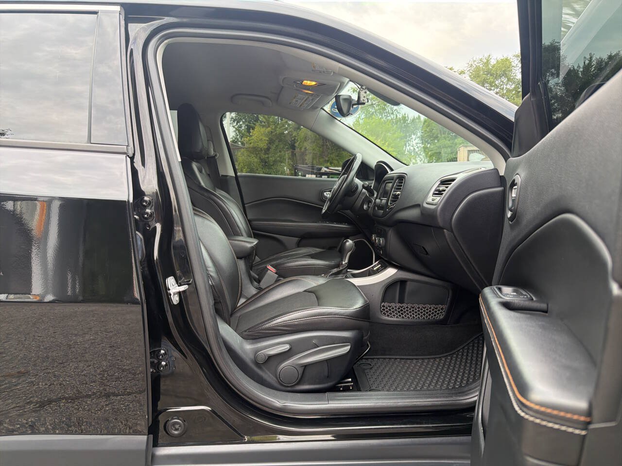 Used 2018 Jeep Compass Latitude w/ Cold Weather Group FWD image 29