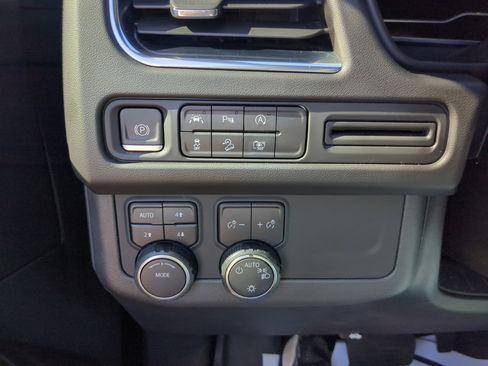 Used 2023 Chevrolet Suburban Z71 w/ Luxury Package image 29