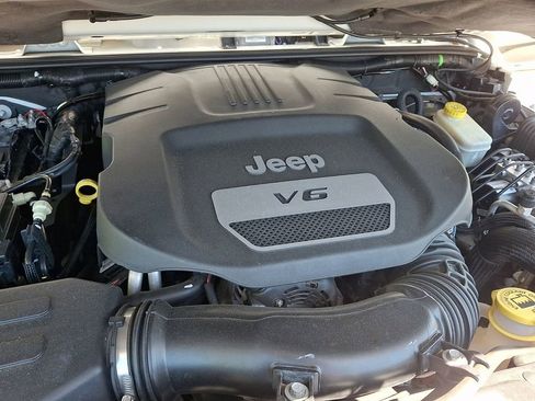 Used 2014 Jeep Wrangler Unlimited Sahara AWD/4WD image 28