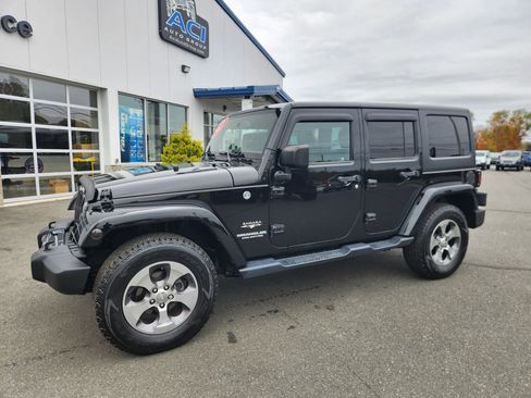 Used 2017 Jeep Wrangler Unlimited Sahara w/ Connectivity Group image 7