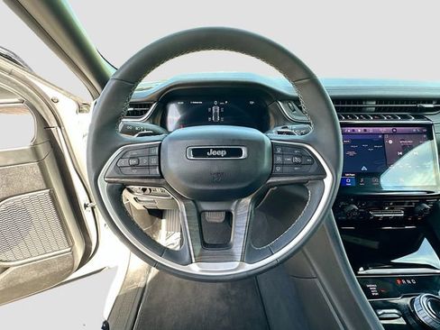 Used 2025 Jeep Grand Cherokee Limited AWD/4WD image 11