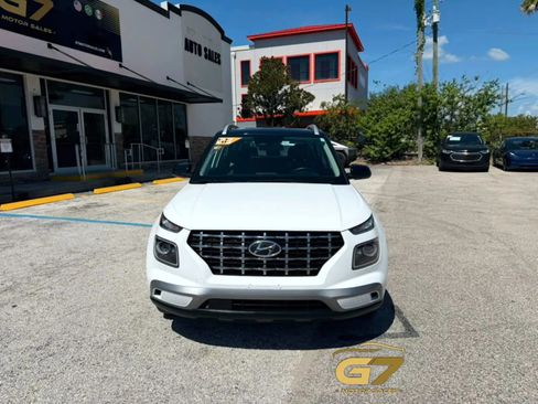 Used 2023 Hyundai Venue Limited FWD image 2