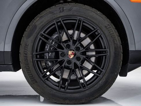 Used 2025 Porsche Cayenne Coupe image 10