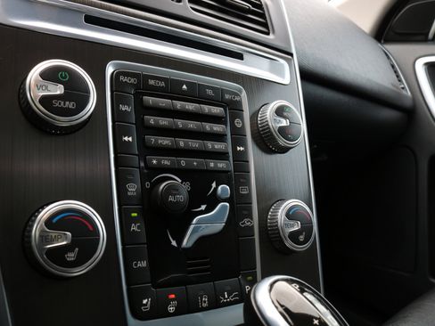 Used 2015 Volvo XC60 T5 Platinum image 33