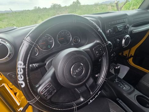 Used 2015 Jeep Wrangler Unlimited Rubicon w/ Connectivity Group image 11