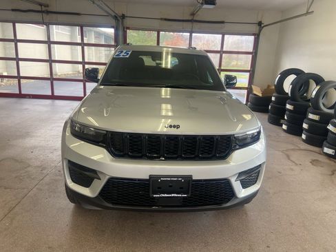 New 2025 Jeep Grand Cherokee Altitude image 2