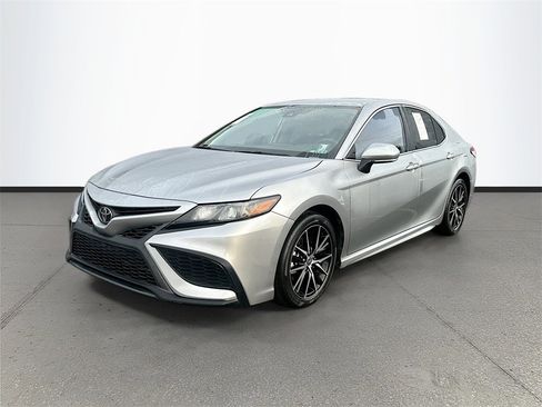 Used 2023 Toyota Camry SE image 3