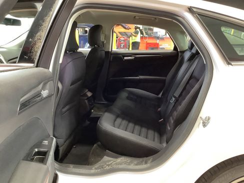 Used 2016 Ford Fusion SE FWD image 10