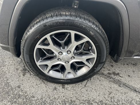 Certified 2020 Jeep Grand Cherokee Overland image 9