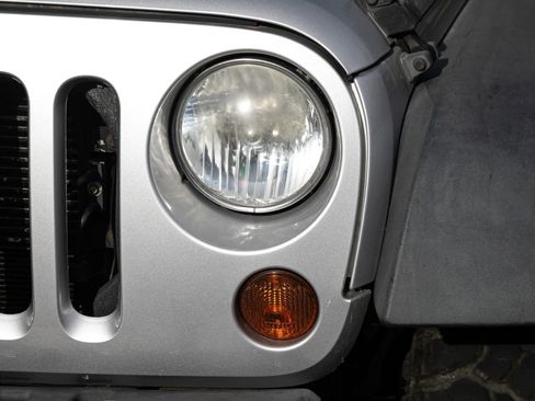 Used 2012 Jeep Wrangler Unlimited Rubicon w/ Connectivity Group image 7