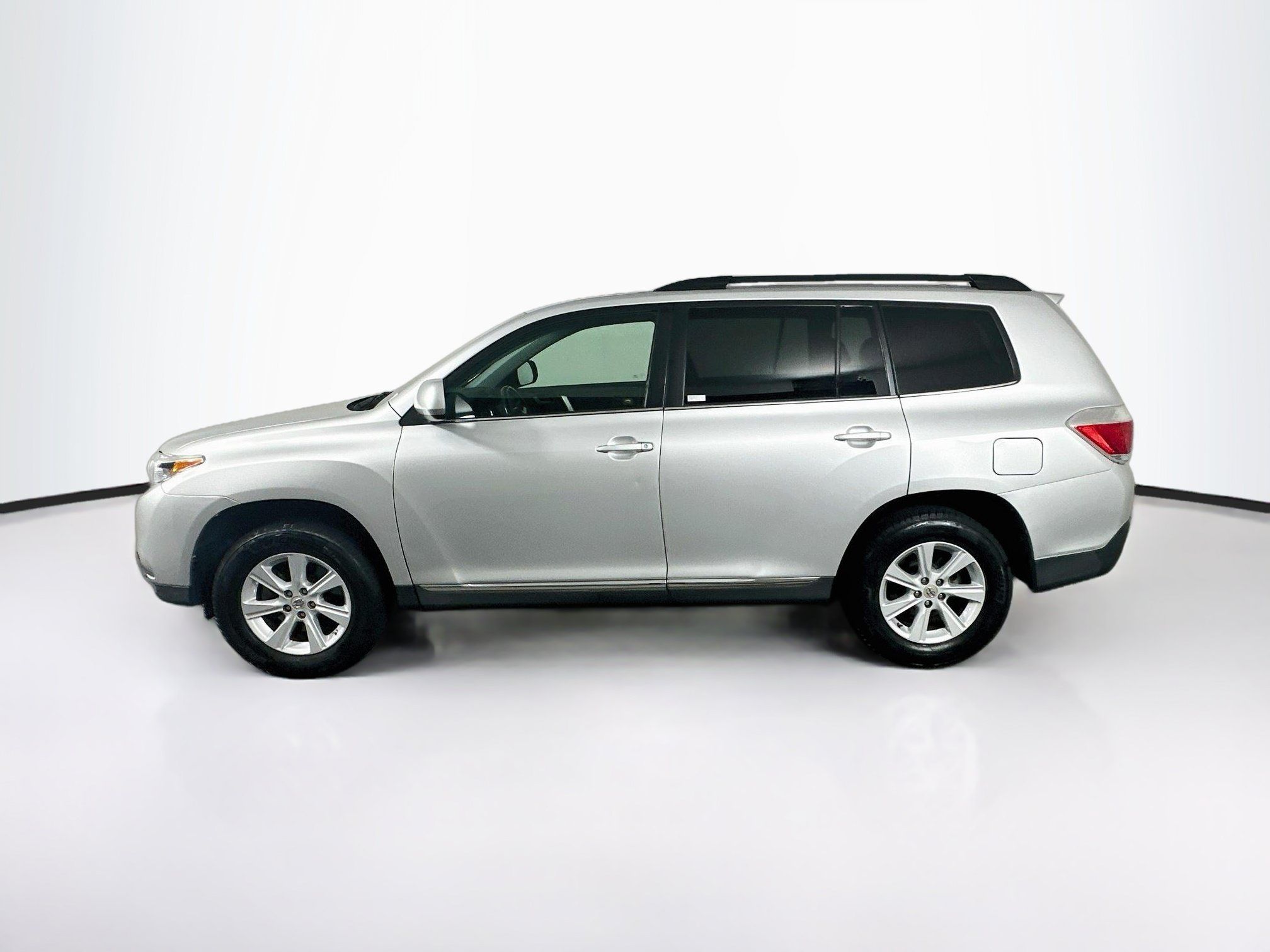 Used 2012 Toyota Highlander SE w/ Tow Pkg FWD image 4
