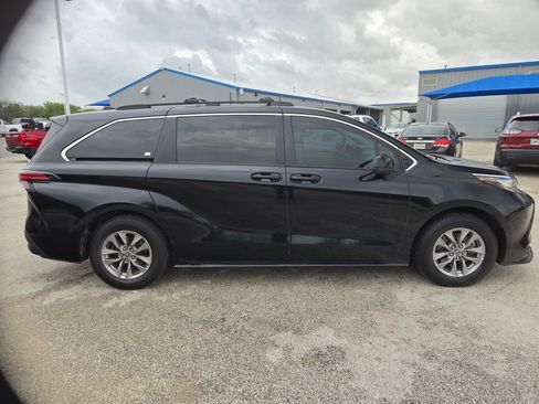 Used 2022 Toyota Sienna LE FWD image 2