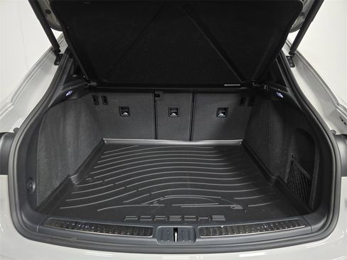 Used 2025 Porsche Macan image 25