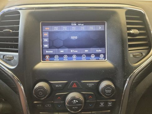 Used 2019 Jeep Grand Cherokee Laredo AWD/4WD image 25