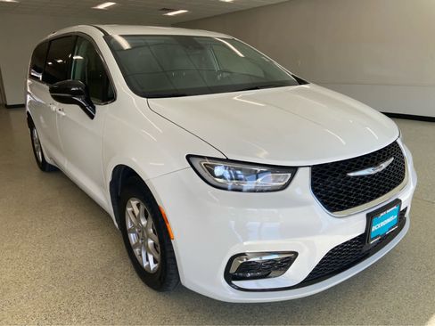 Used 2024 Chrysler Pacifica Touring-L FWD image 5