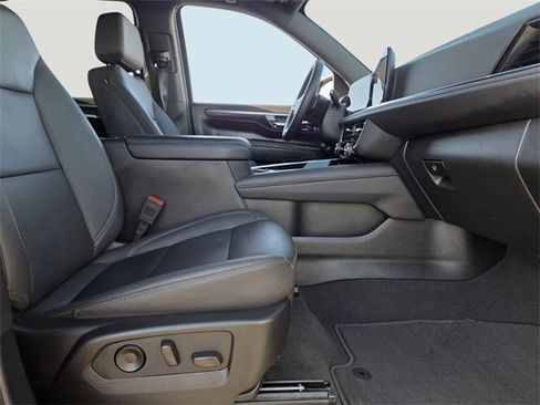 Used 2025 Chevrolet Suburban Z71 image 14