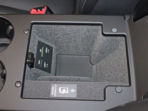 Used 2025 Porsche Macan image 32